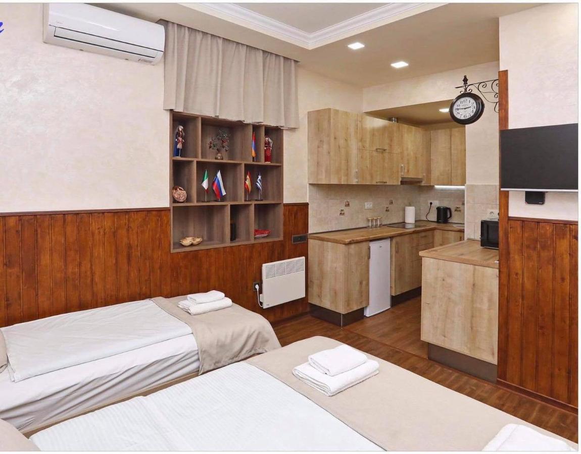 Family Mini-Hotel Martirosyan'S And Tours Єреван Екстер'єр фото