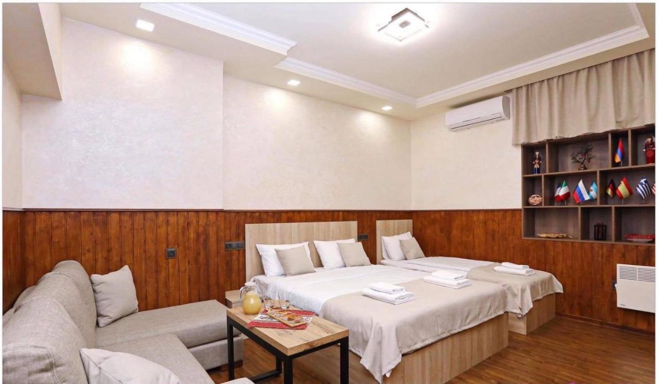 Family Mini-Hotel Martirosyan'S And Tours Єреван Екстер'єр фото