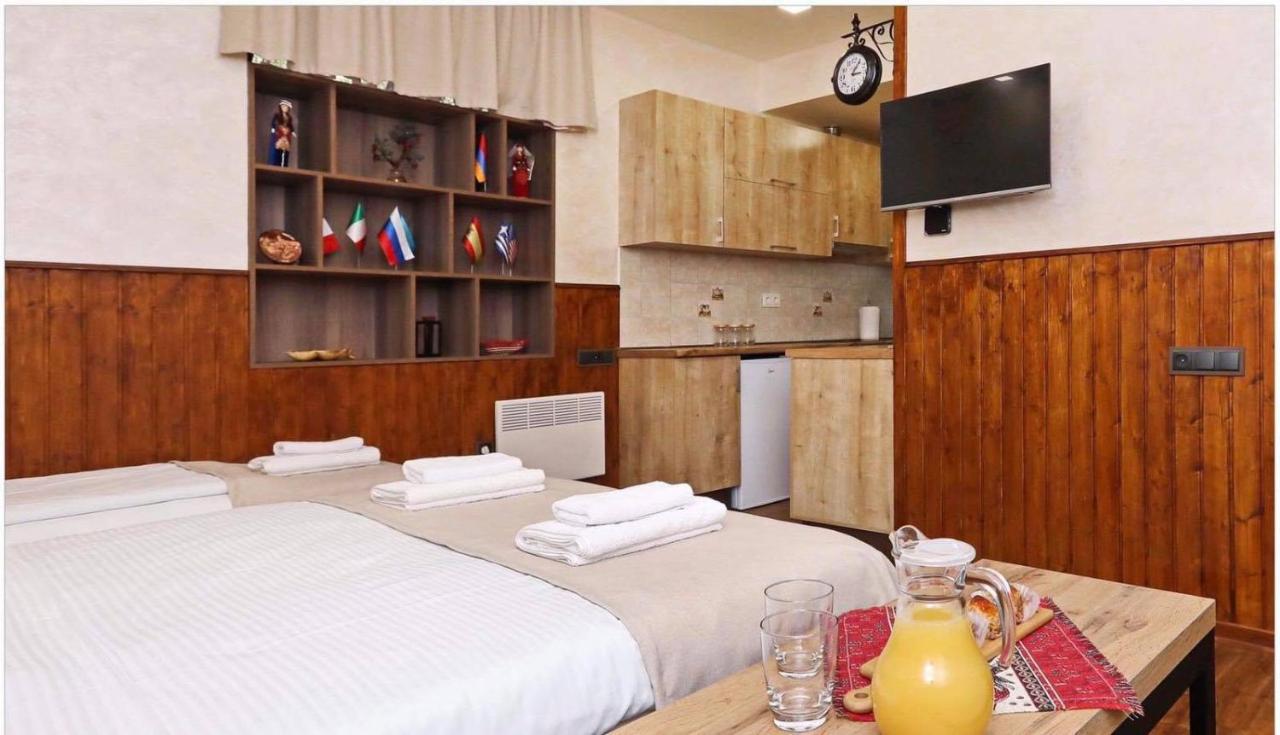 Family Mini-Hotel Martirosyan'S And Tours Єреван Екстер'єр фото