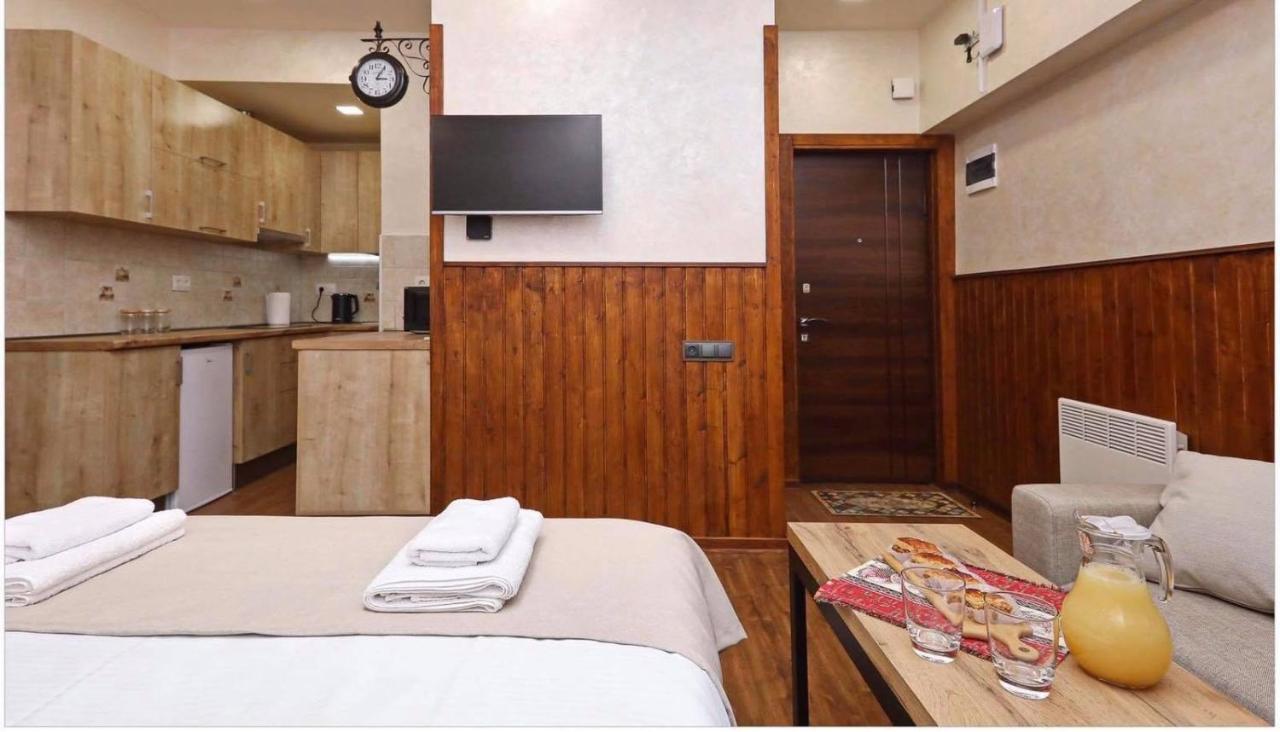 Family Mini-Hotel Martirosyan'S And Tours Єреван Екстер'єр фото
