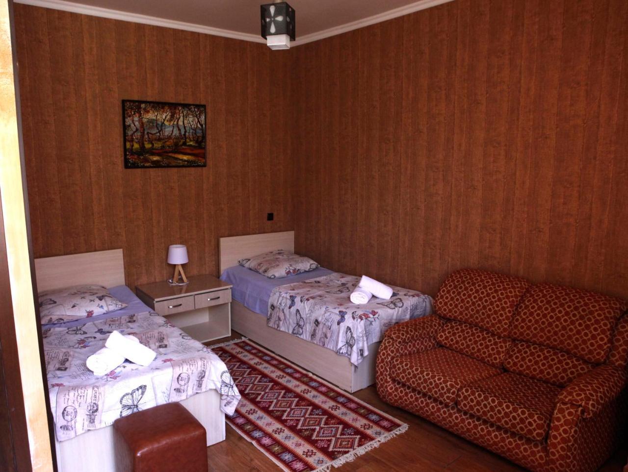 Family Mini-Hotel Martirosyan'S And Tours Єреван Екстер'єр фото