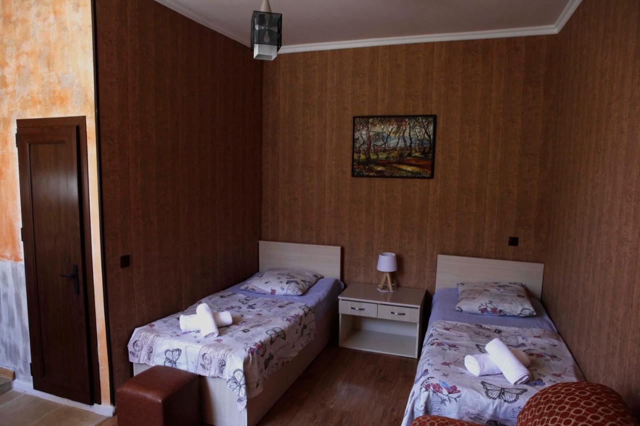 Family Mini-Hotel Martirosyan'S And Tours Єреван Екстер'єр фото
