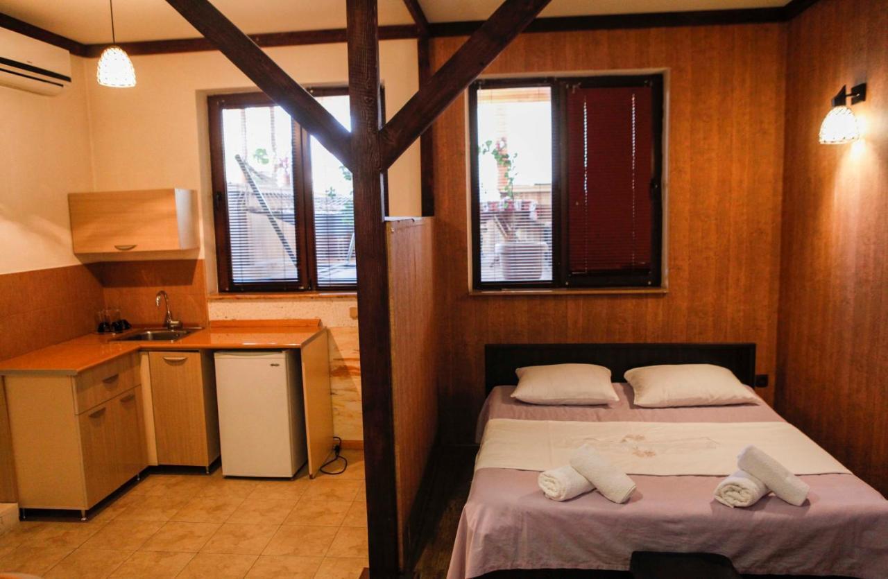 Family Mini-Hotel Martirosyan'S And Tours Єреван Екстер'єр фото
