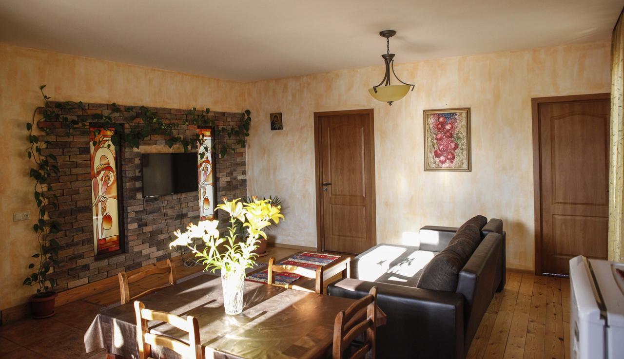 Family Mini-Hotel Martirosyan'S And Tours Єреван Екстер'єр фото