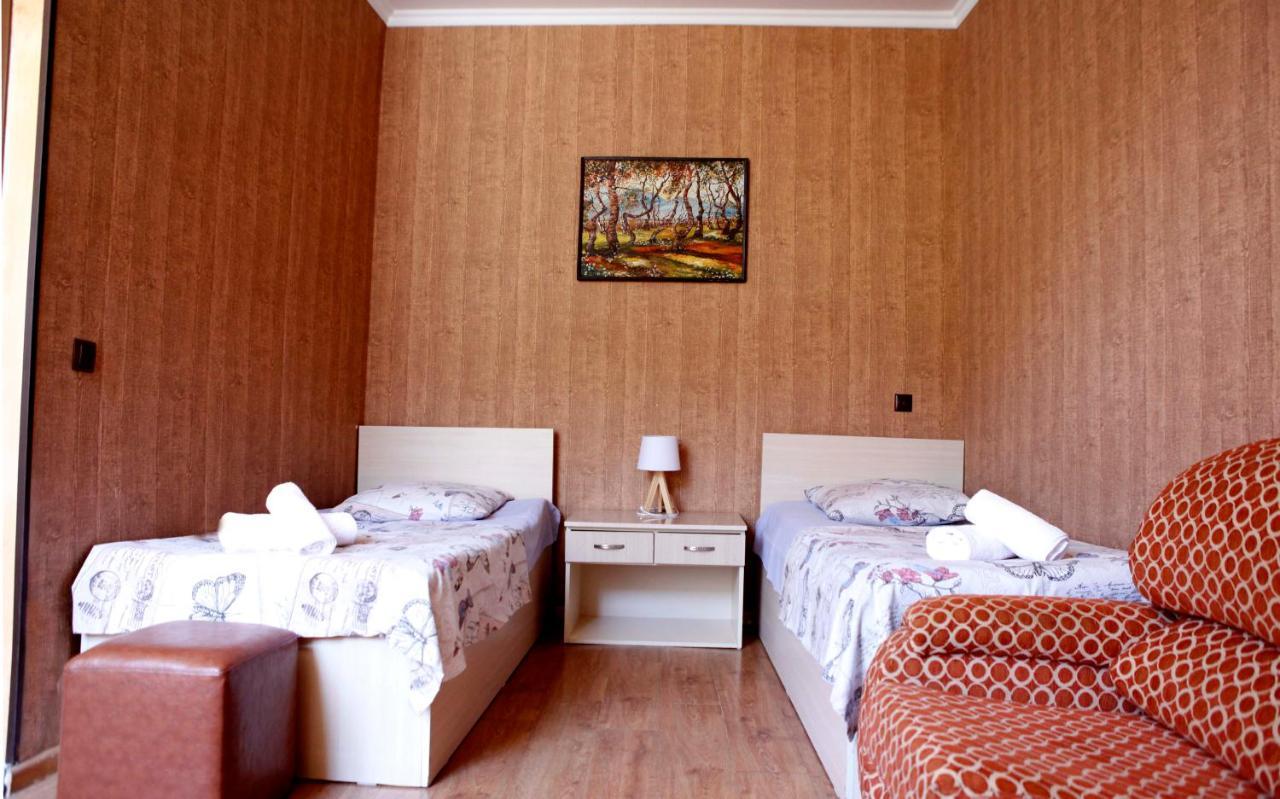 Family Mini-Hotel Martirosyan'S And Tours Єреван Екстер'єр фото